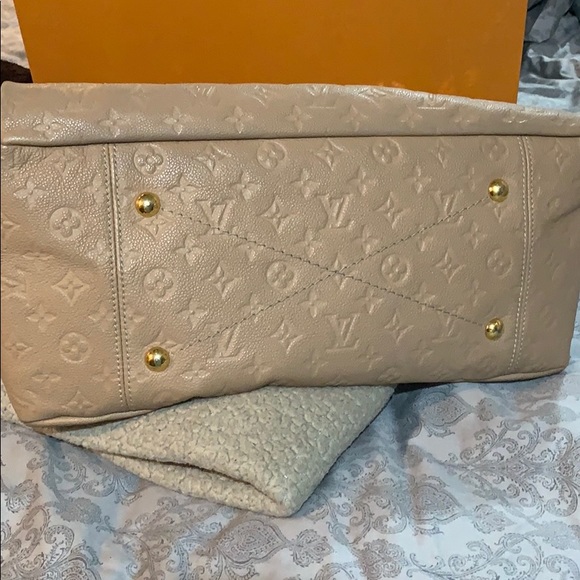 Authentic Louis Vuitton Artsy MM - Picture 5 of 13